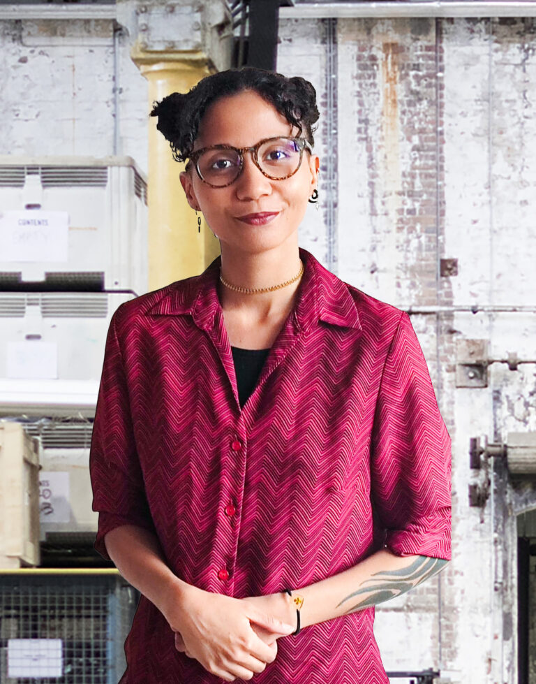 Portrait de Lyane, spécialiste papeterie, façonnage, rainage et mise sous plis chez IBL Graphique